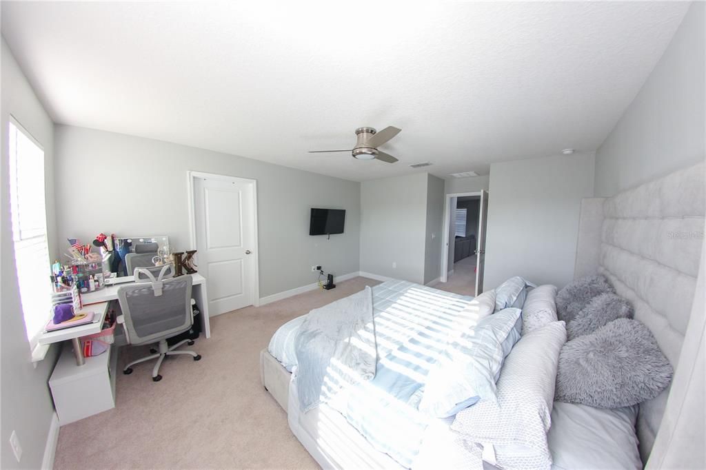 Active With Contract: $2,400 (3 beds, 2 baths, 1948 Square Feet)