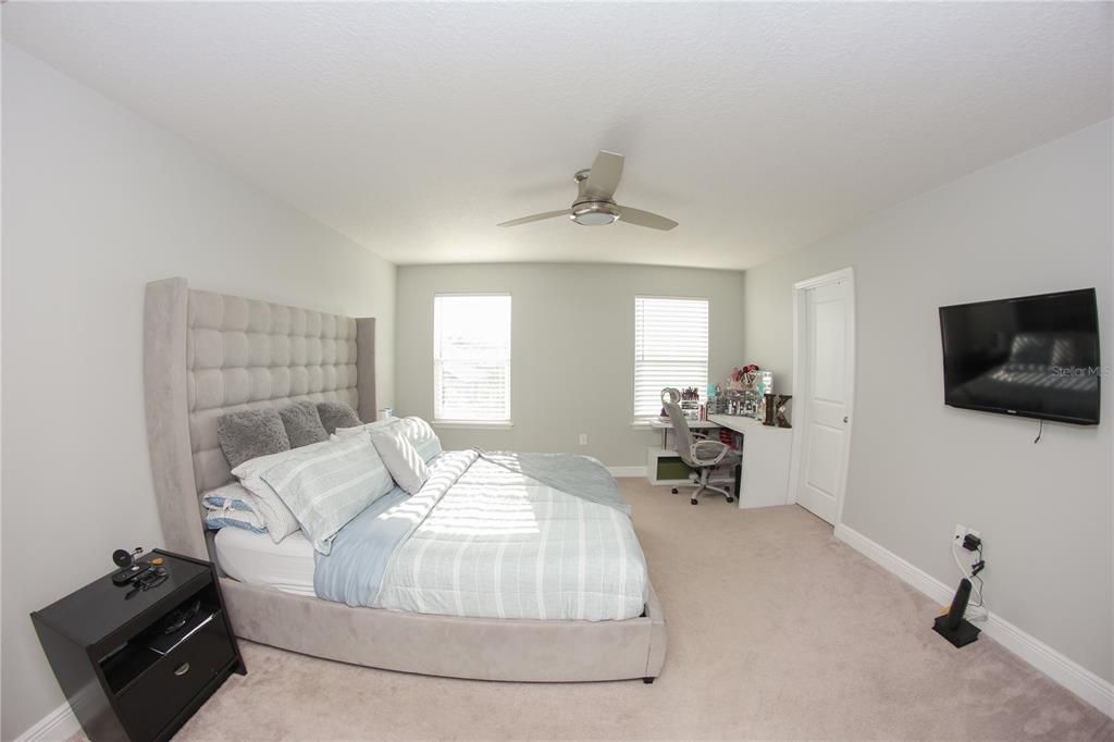 Active With Contract: $2,400 (3 beds, 2 baths, 1948 Square Feet)