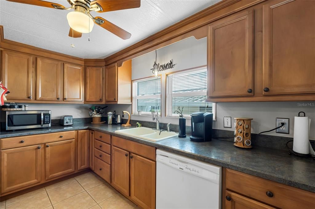 Active With Contract: $154,900 (2 beds, 2 baths, 1446 Square Feet)