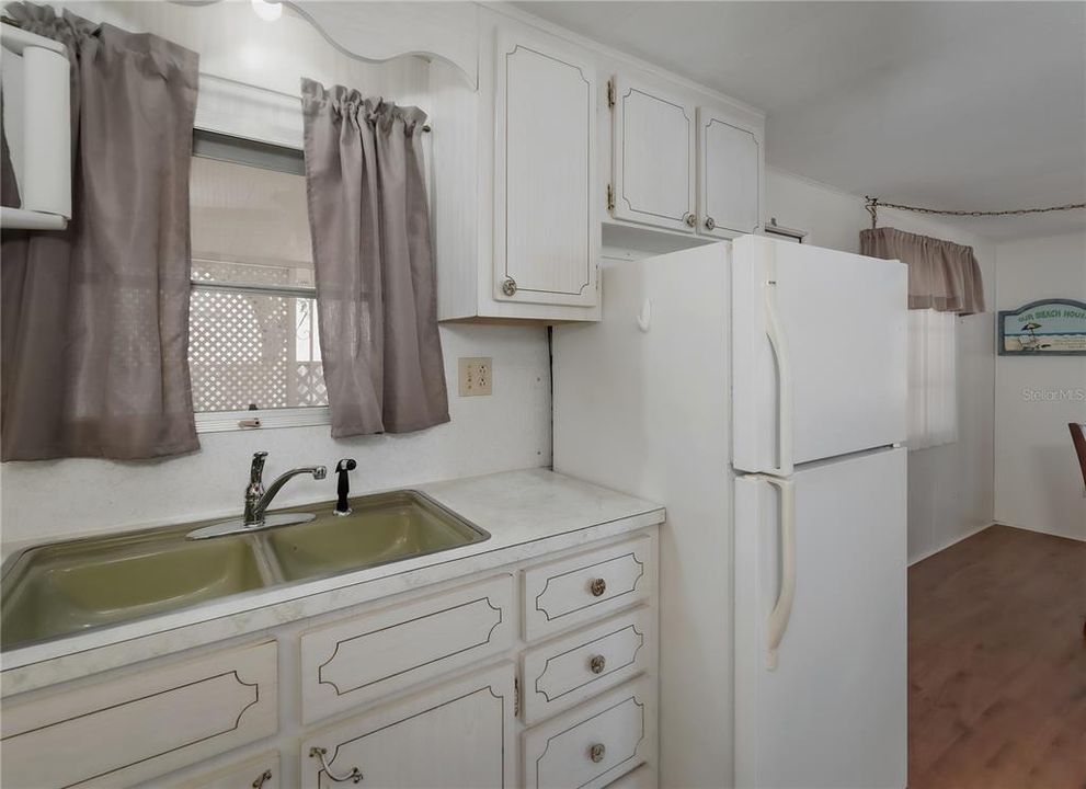 For Sale: $125,000 (1 beds, 1 baths, 560 Square Feet)