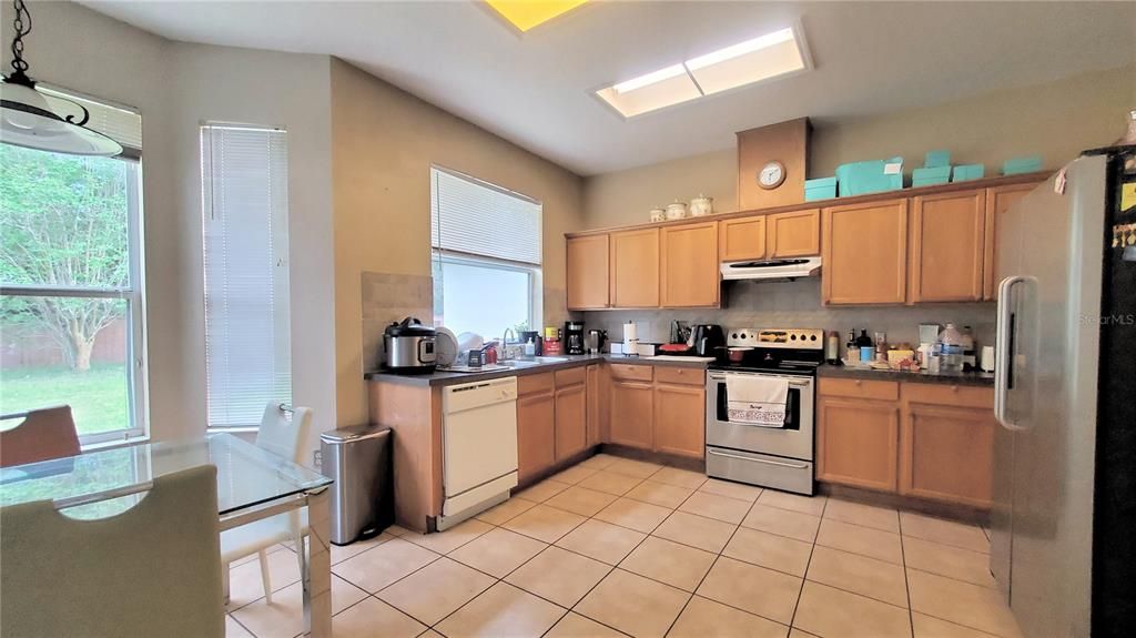 For Rent: $2,949 (4 beds, 2 baths, 2529 Square Feet)