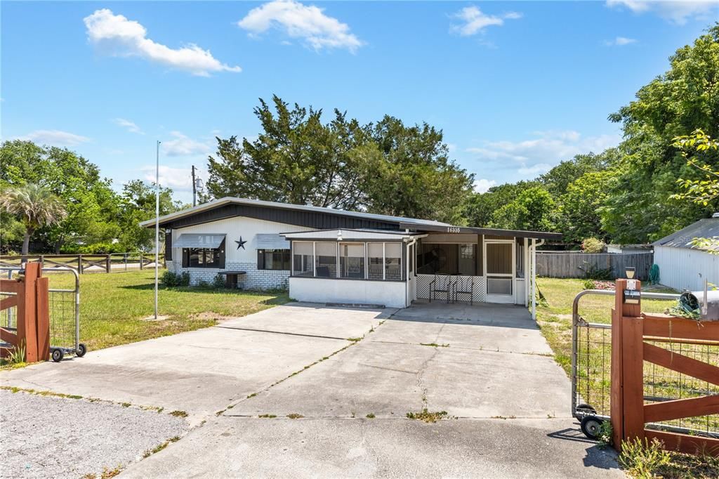 Active With Contract: $140,000 (3 beds, 2 baths, 1016 Square Feet)