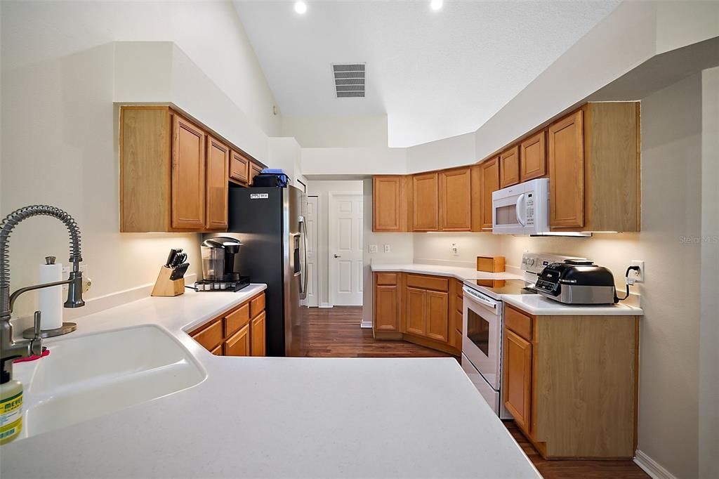 Active With Contract: $349,900 (2 beds, 2 baths, 1777 Square Feet)