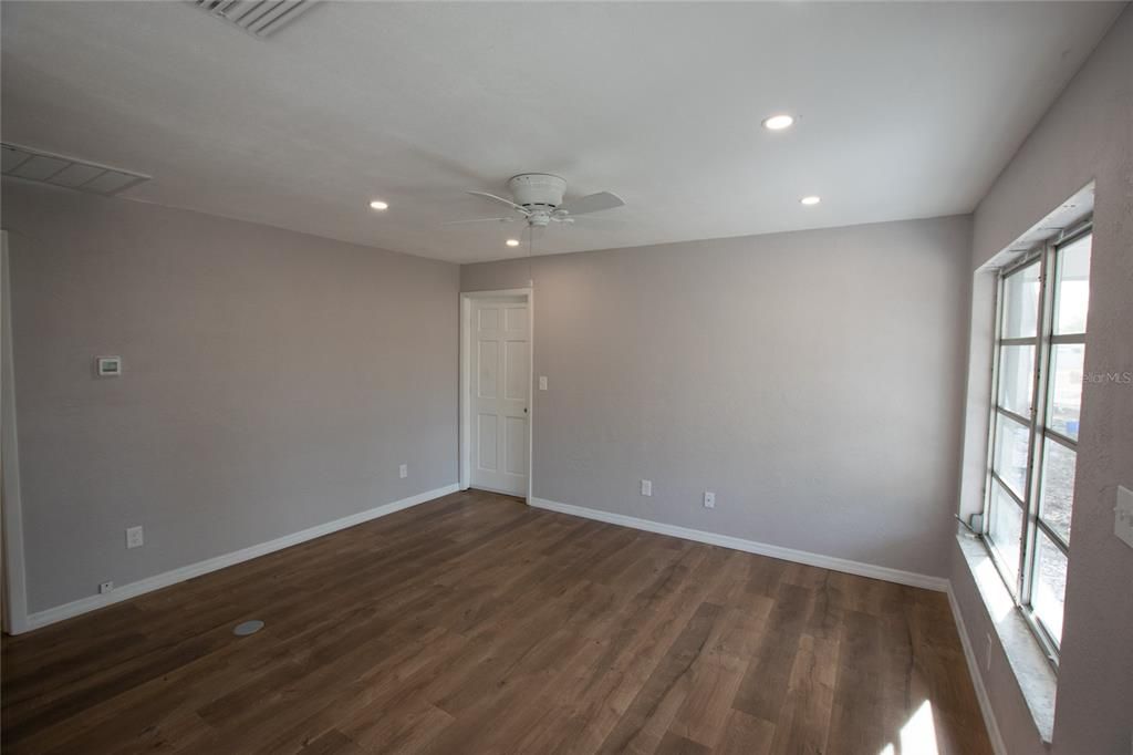 For Rent: $1,725 (1 beds, 1 baths, 616 Square Feet)