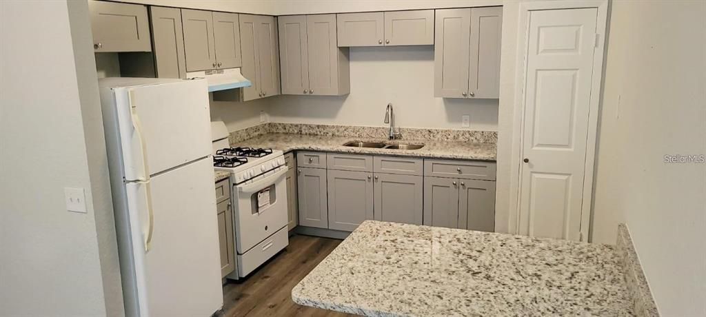 For Rent: $1,447 (2 beds, 1 baths, 895 Square Feet)