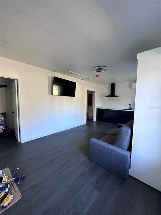 For Rent: $1,250 (1 beds, 1 baths, 389 Square Feet)