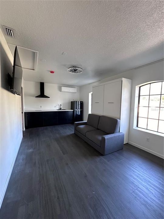 For Rent: $1,250 (1 beds, 1 baths, 389 Square Feet)