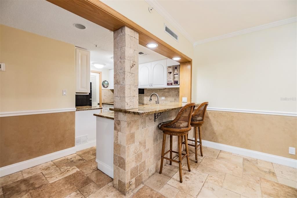 For Sale: $295,000 (1 beds, 1 baths, 825 Square Feet)