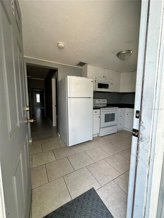 Active With Contract: $950 (2 beds, 1 baths, 800 Square Feet)