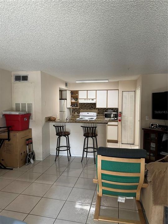 For Sale: $185,000 (1 beds, 1 baths, 762 Square Feet)