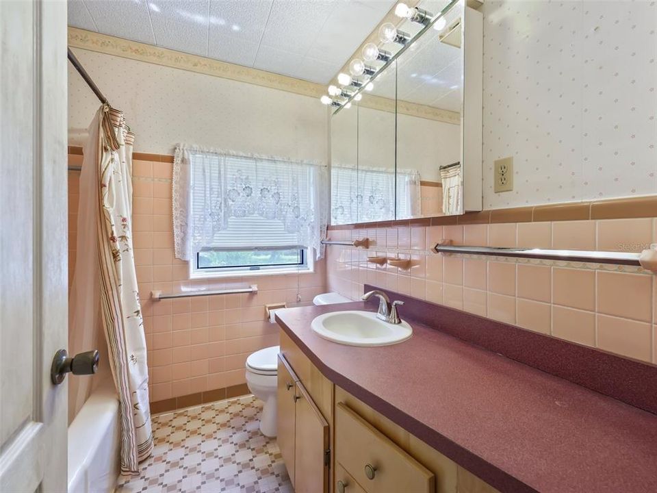 待售: $389,900 (2 贝兹, 1 浴室, 1795 平方英尺)