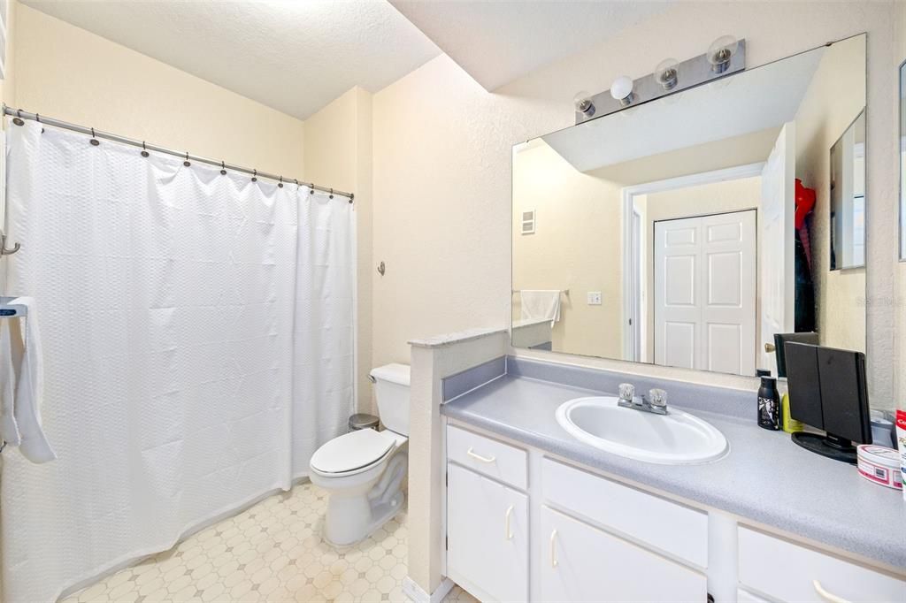 Active With Contract: $188,000 (2 beds, 2 baths, 890 Square Feet)