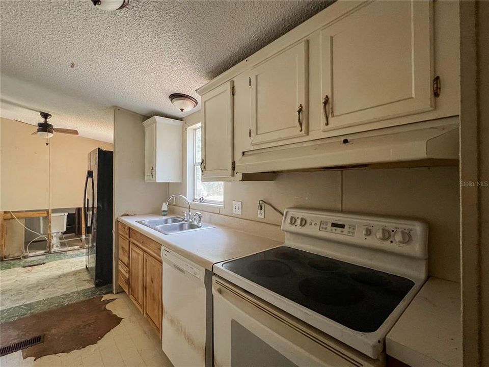 For Sale: $69,900 (3 beds, 2 baths, 960 Square Feet)