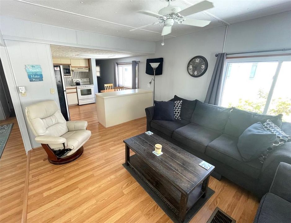 For Sale: $154,900 (3 beds, 2 baths, 1092 Square Feet)
