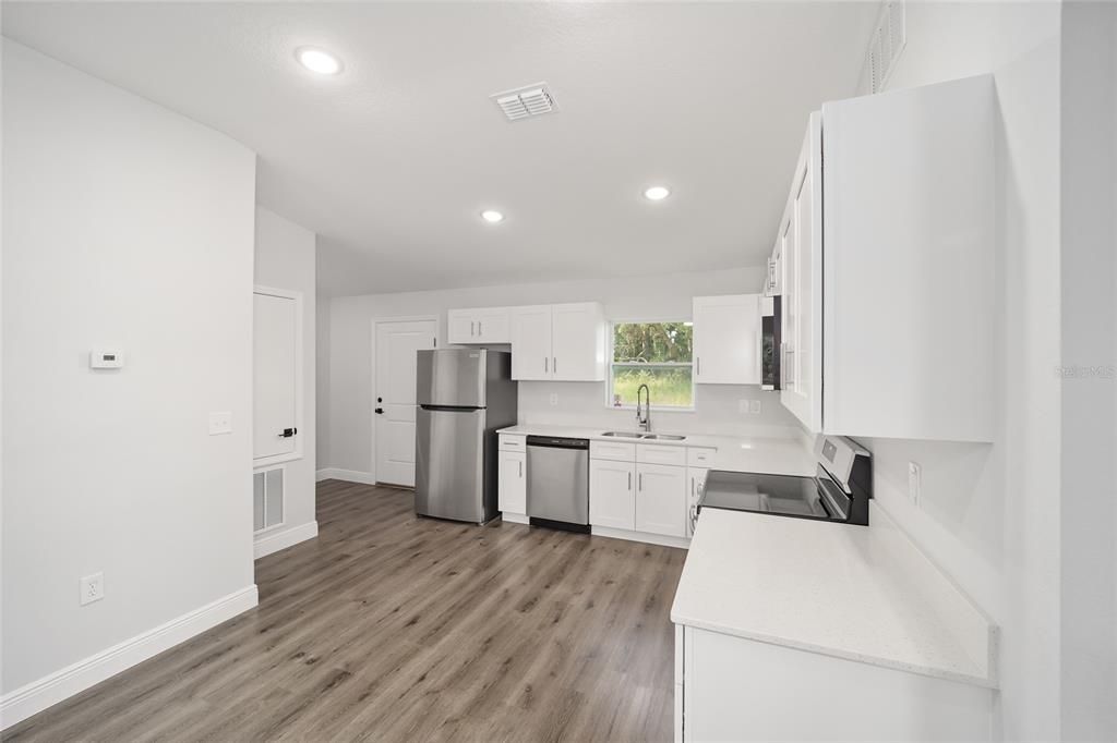 For Sale: $239,900 (3 beds, 2 baths, 1011 Square Feet)