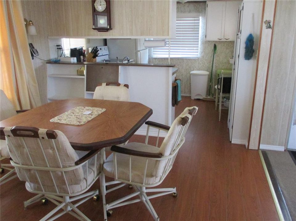 For Sale: $119,900 (2 beds, 1 baths, 970 Square Feet)