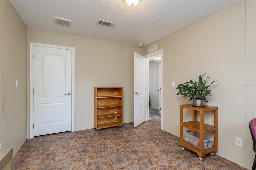 Recently Sold: $465,000 (3 beds, 2 baths, 1468 Square Feet)