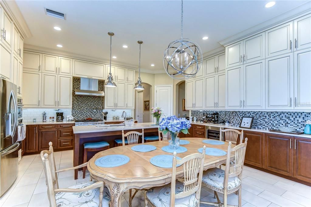 Spacious kitchen flowing into the eat-in dining area!