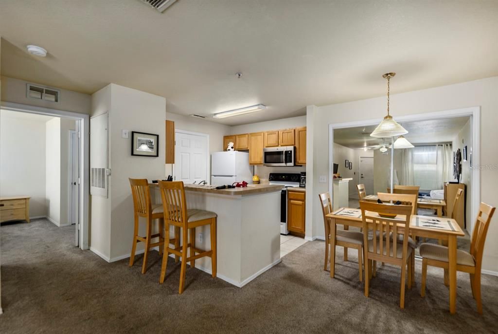 Active With Contract: $163,000 (1 beds, 1 baths, 672 Square Feet)