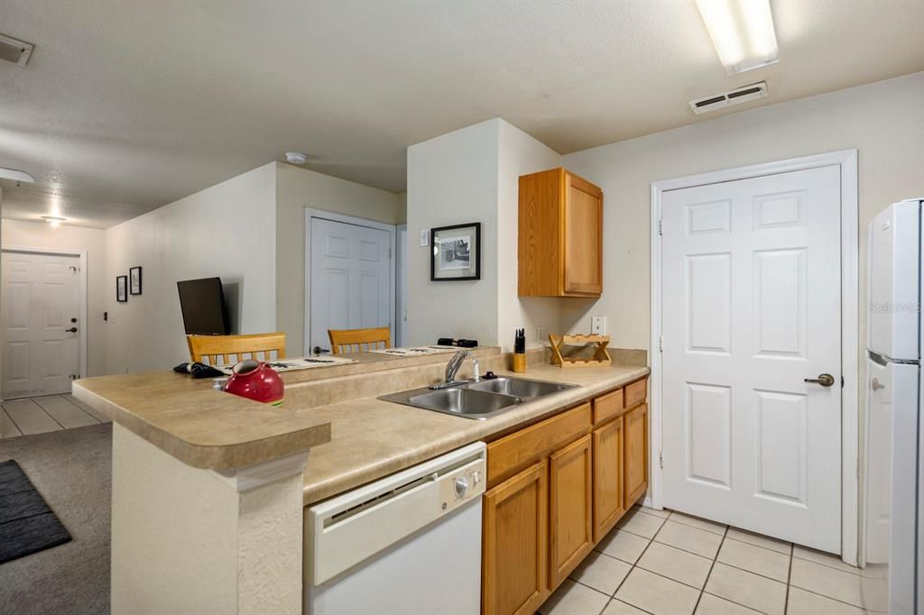 Active With Contract: $163,000 (1 beds, 1 baths, 672 Square Feet)