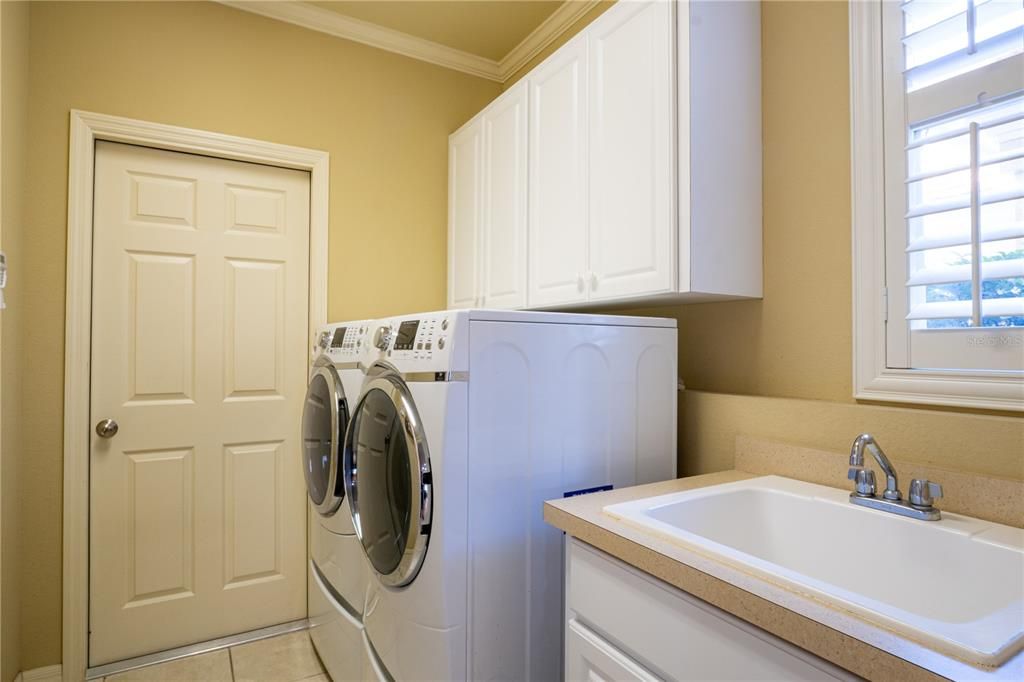 Large Laundry room with sink and cabinets