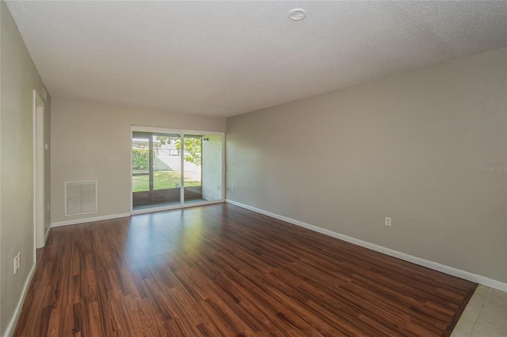 Active With Contract: $137,000 (2 beds, 1 baths, 840 Square Feet)