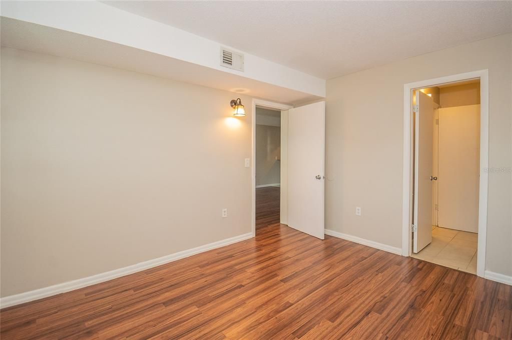 For Sale: $139,000 (2 beds, 1 baths, 840 Square Feet)