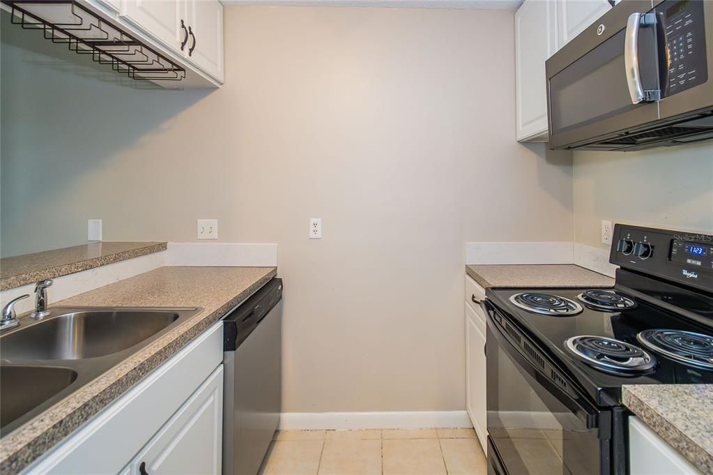 For Sale: $139,000 (2 beds, 1 baths, 840 Square Feet)