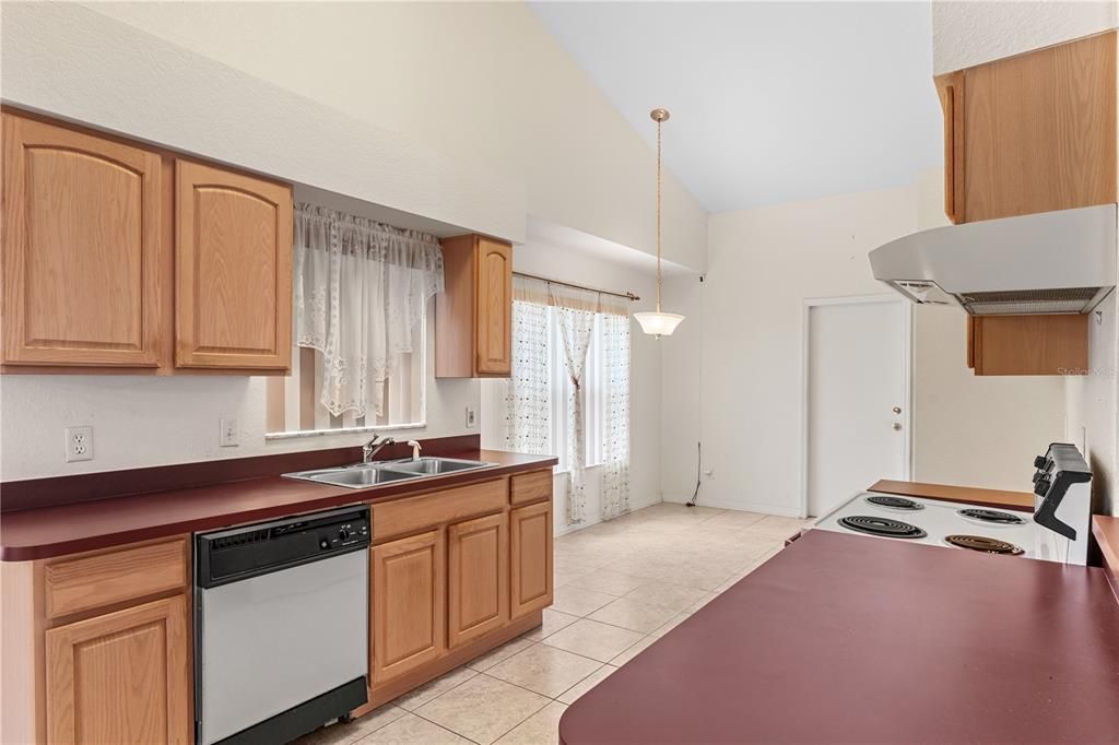 For Sale: $295,000 (2 beds, 2 baths, 1320 Square Feet)