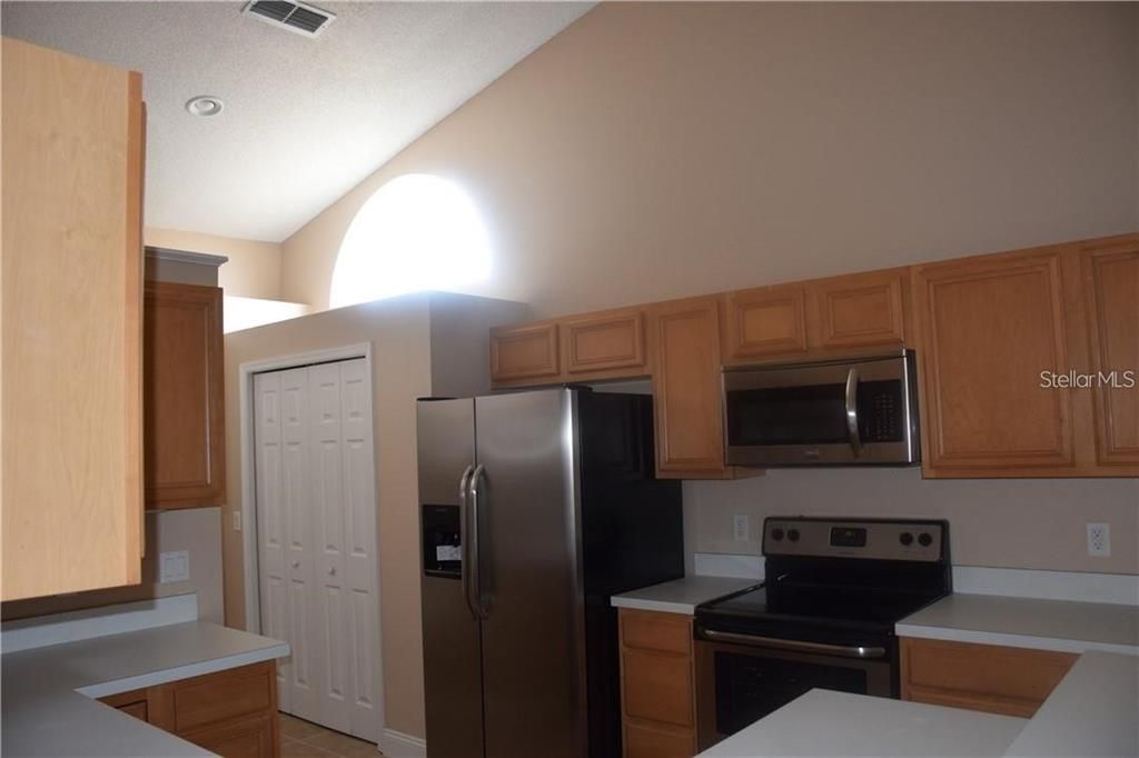 For Rent: $2,250 (3 beds, 2 baths, 1557 Square Feet)