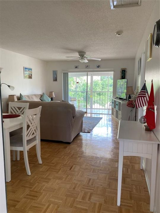 For Sale: $198,000 (2 beds, 2 baths, 910 Square Feet)