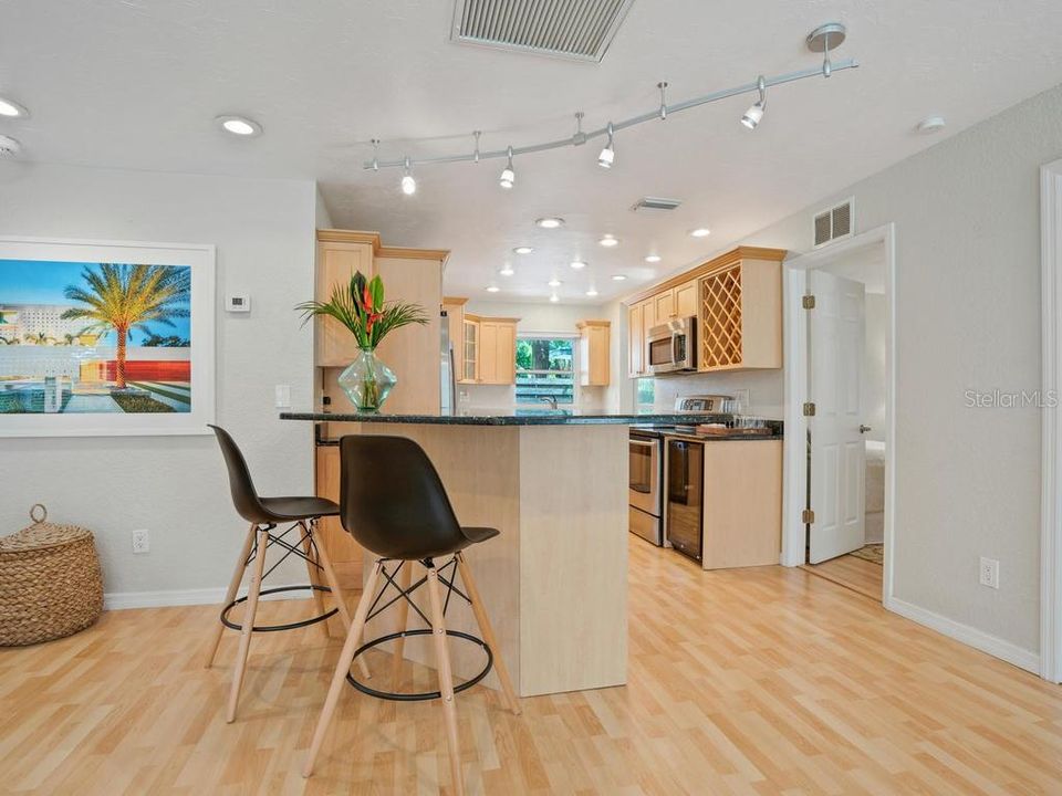 For Sale: $975,000 (2 beds, 2 baths, 1098 Square Feet)