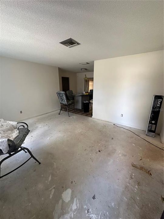 Active With Contract: $199,900 (2 beds, 1 baths, 828 Square Feet)