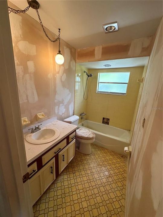 Active With Contract: $199,900 (2 beds, 1 baths, 828 Square Feet)