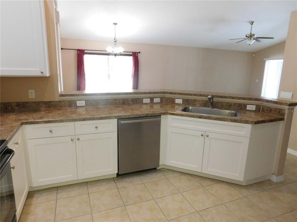 For Rent: $2,950 (4 beds, 2 baths, 1946 Square Feet)