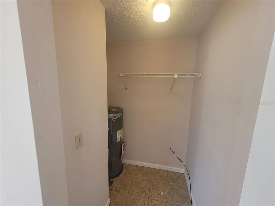 For Rent: $1,200 (1 beds, 1 baths, 715 Square Feet)