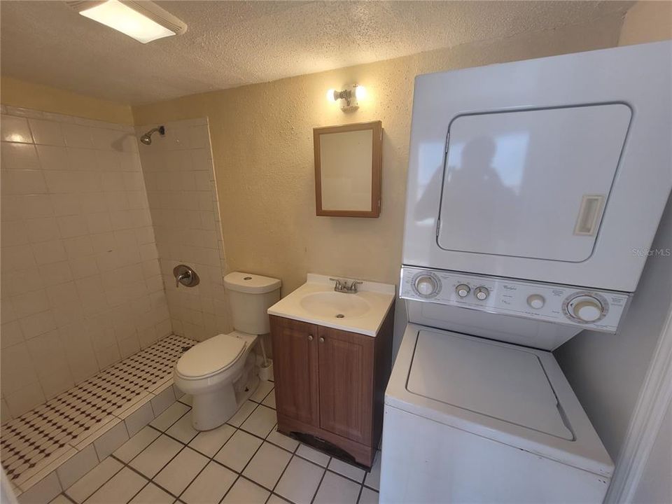 For Rent: $1,200 (1 beds, 1 baths, 715 Square Feet)
