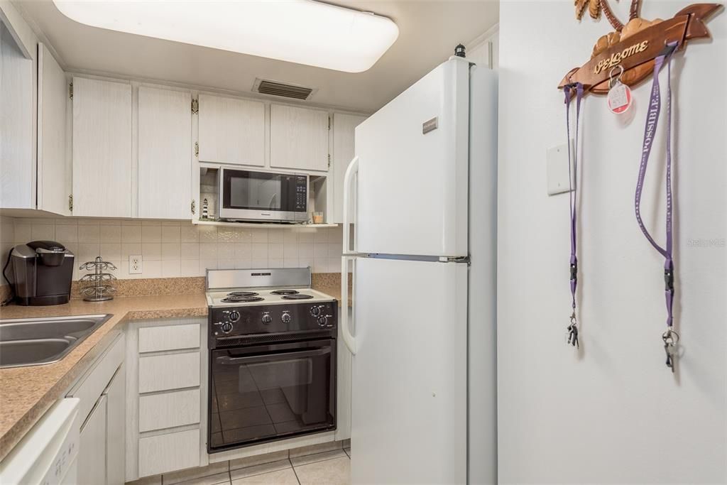 For Sale: $83,900 (1 beds, 1 baths, 732 Square Feet)