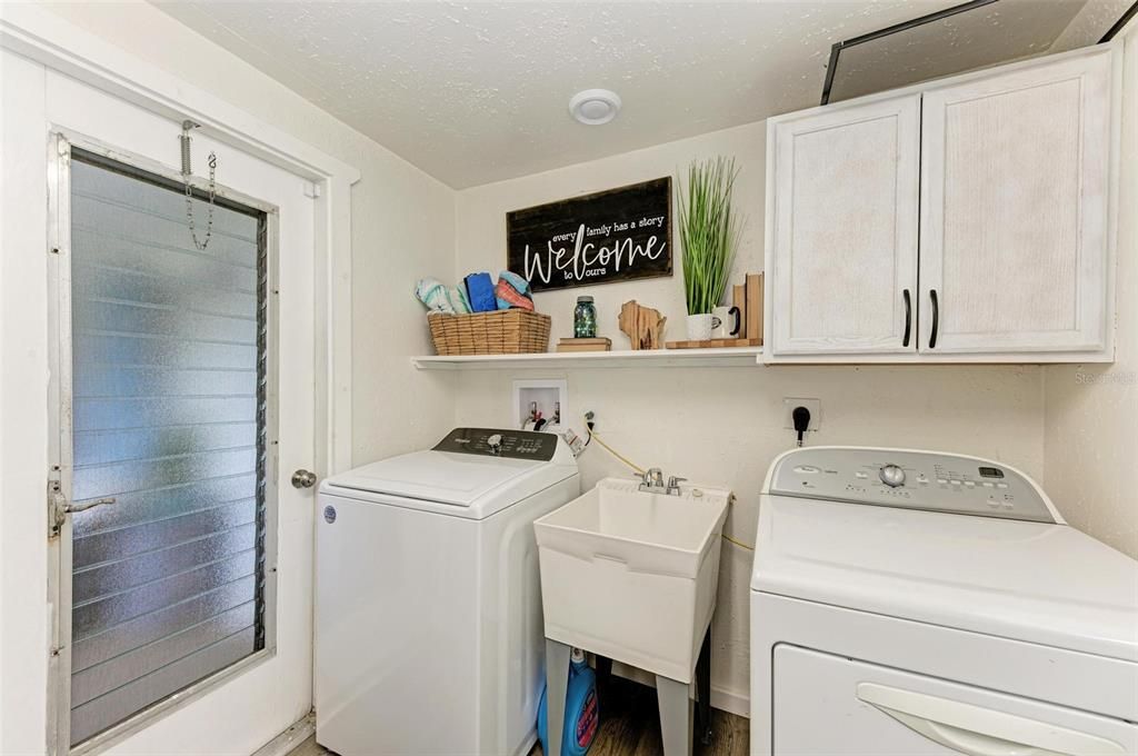 Active With Contract: $339,900 (2 beds, 2 baths, 931 Square Feet)