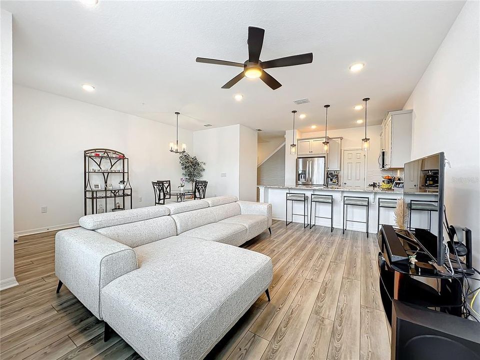 Active With Contract: $410,000 (3 beds, 2 baths, 1528 Square Feet)