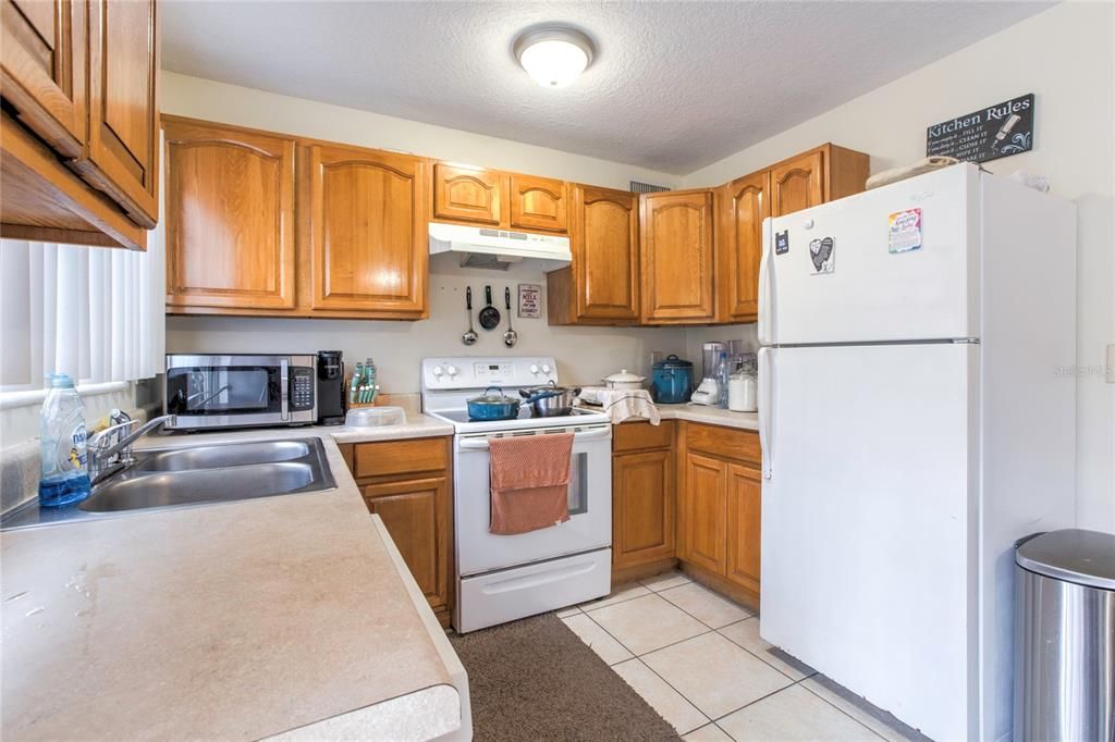 For Sale: $147,500 (2 beds, 1 baths, 896 Square Feet)
