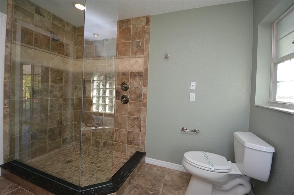 最近租的: $3,000 (3 贝兹, 2 浴室, 1832 平方英尺)