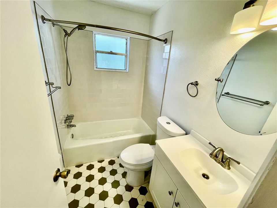 Active With Contract: $1,425 (2 beds, 1 baths, 713 Square Feet)