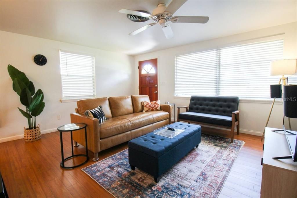 For Sale: $329,000 (2 beds, 1 baths, 1038 Square Feet)