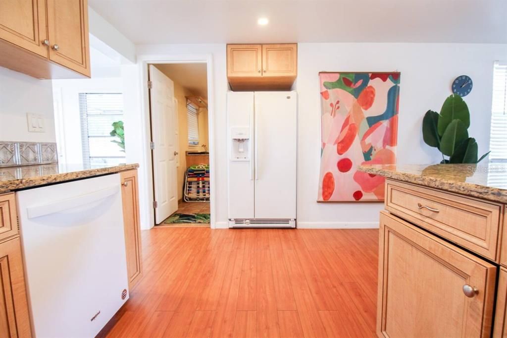 For Sale: $329,000 (2 beds, 1 baths, 1038 Square Feet)