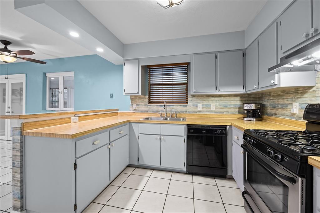 Active With Contract: $284,900 (3 beds, 2 baths, 1332 Square Feet)