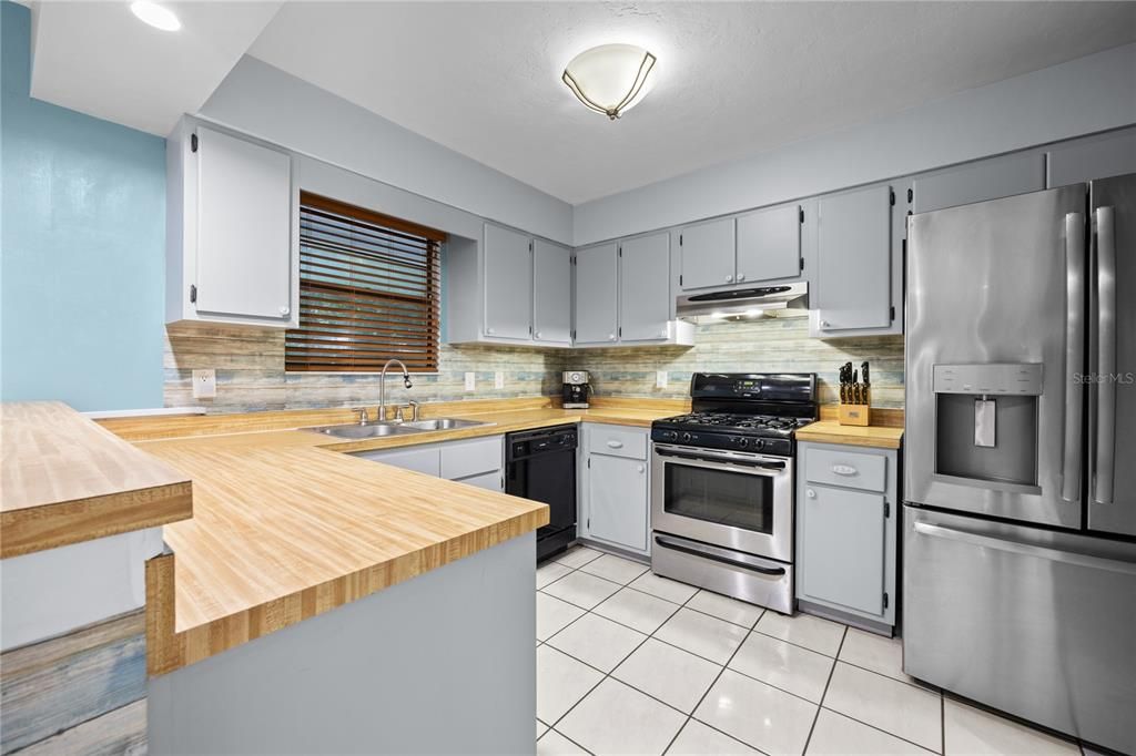 Active With Contract: $284,900 (3 beds, 2 baths, 1332 Square Feet)