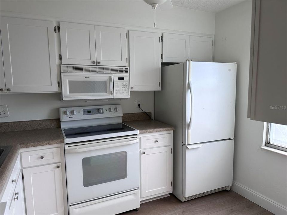 For Rent: $1,950 (2 beds, 2 baths, 865 Square Feet)