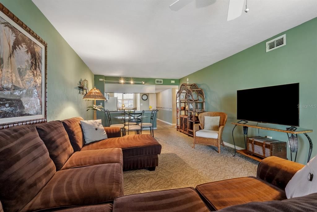 For Sale: $375,000 (2 beds, 2 baths, 1267 Square Feet)