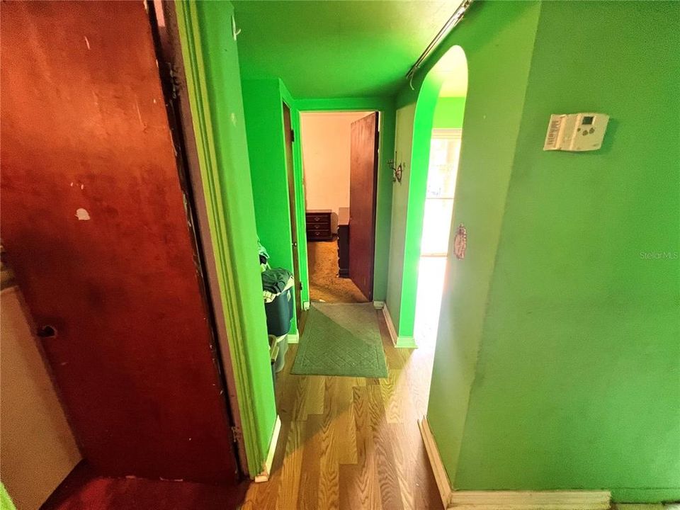 For Sale: $250,000 (2 beds, 1 baths, 982 Square Feet)